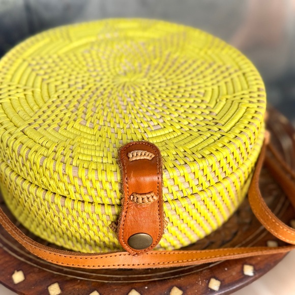 Street Level Yellow Woven Round Crossbody Bag Excellent Condition - Picture 3 of 13